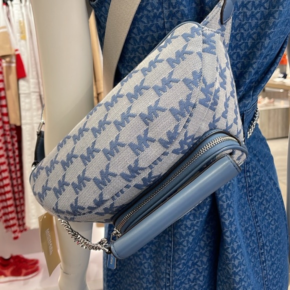 MICHAEL KORS
Maisie Large Logo 2-in-1 Sling Waist Fanny Pack Crossbody
Denim - Picture 7 of 16